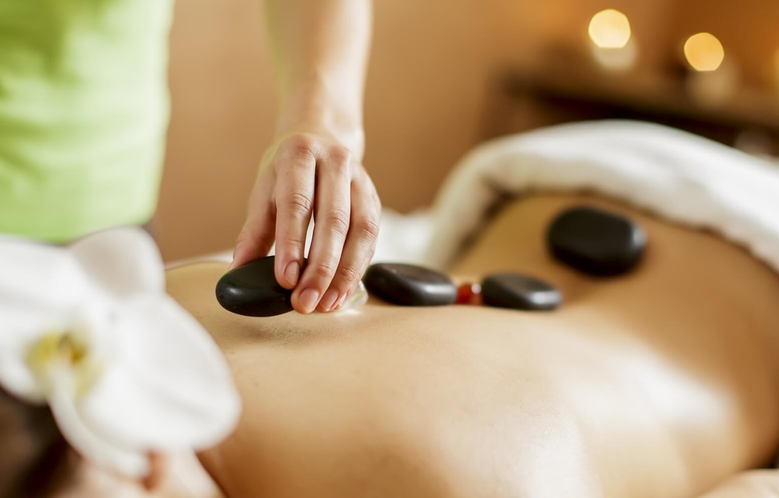 Phương pháp massage đá nóng sử dụng lượng nhiệt khơi thông mạch máu bị tắc Phương pháp massage đá nóng sử dụng lượng nhiệt khơi thông mạch máu bị tắc